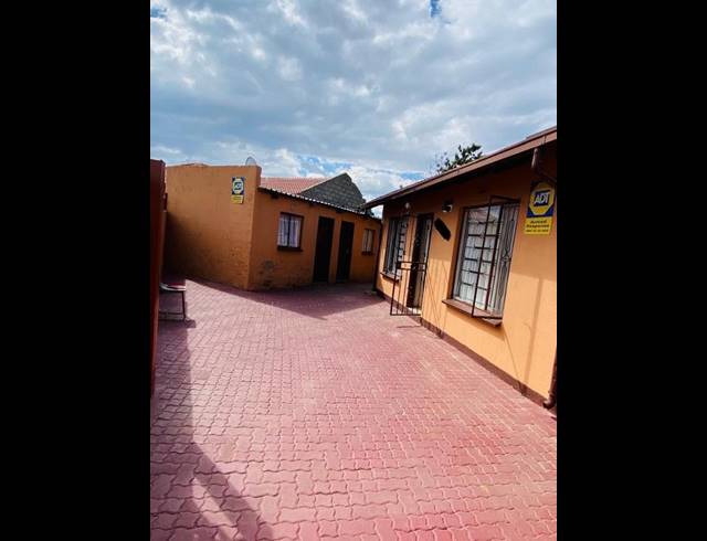 6 BEDROOM HOUSE FOR SALE IN TEMBISA CENTRAL
